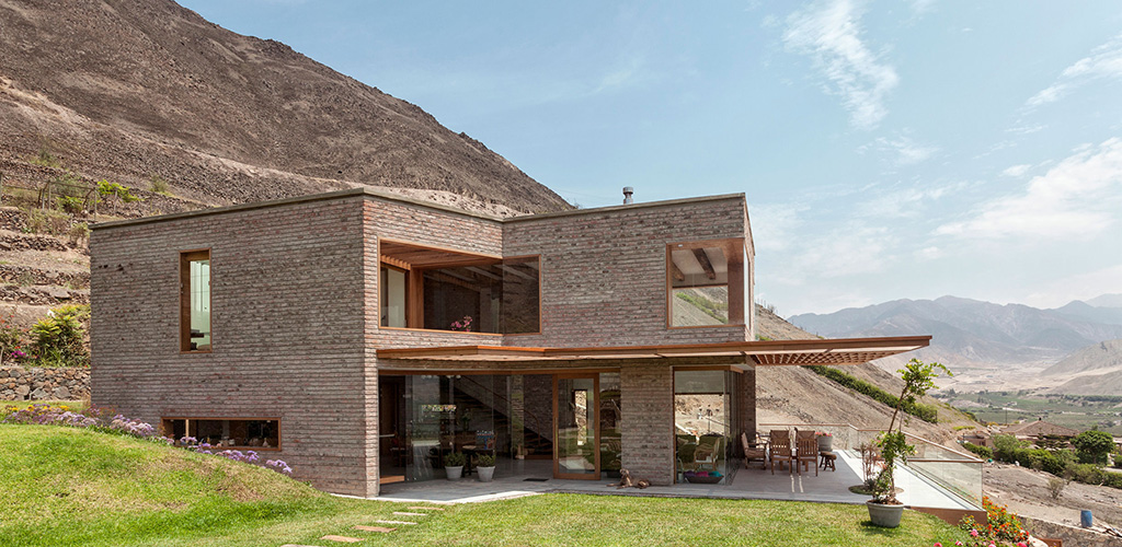 El concepto arquitectónico buscó integrar la casa con el valle de Azpitia. The architectural concept seek to integrate the house with Azpitia valley.