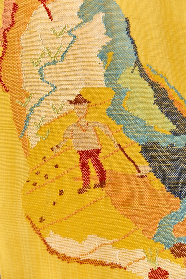 Detalle de pieza tejida con bordados. Detail of woven piece with embroidery.