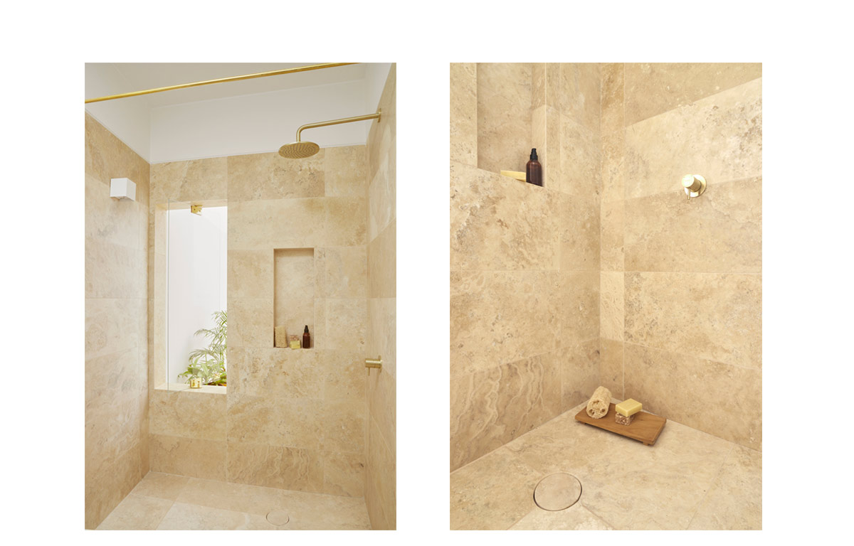 Baño enchapado en mármol travertino. Bathroom veneer in travertine marble.