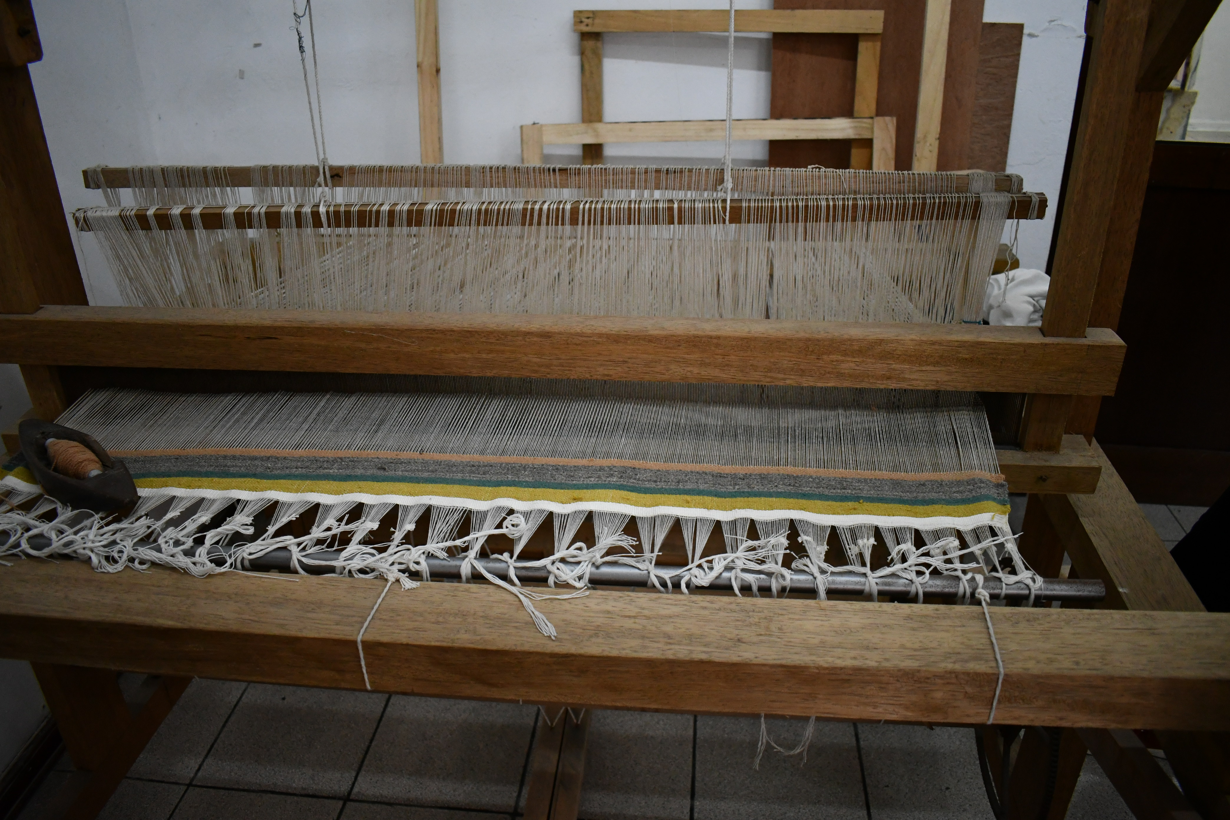 La artista Ana Teresa Barboza teje sus piezas con la máquina del telar. The artist Ana Teresa Barboza weaves her pieces with a loom machine.