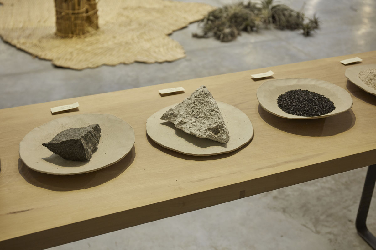 Materiales saludables: Carbón activado - Piedra de sillar - Piedra basalto. Healthy materials: Activated carbon - Sillar stone - Basalt stone.